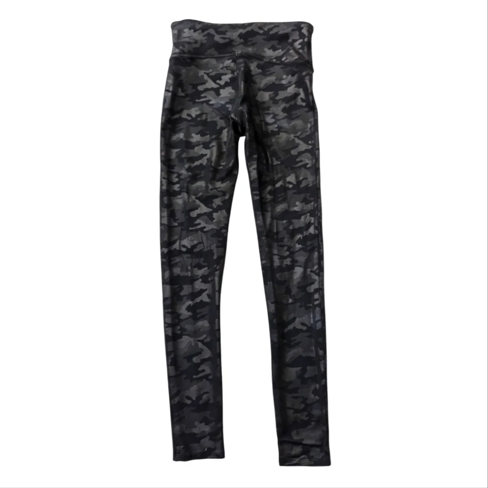 SPANX Faux Leather Camo Leggings Size Medium Petite - Picture 3 of 12